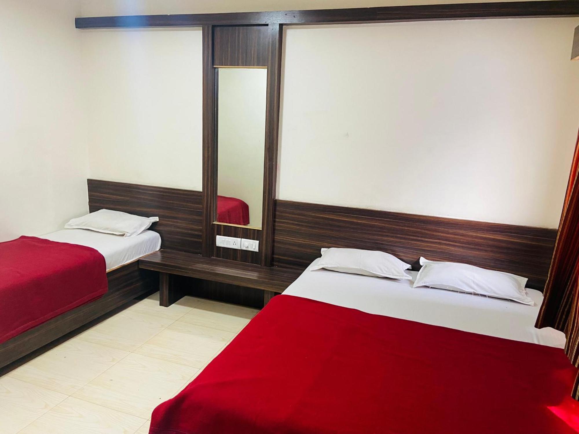 Hotel Sai Bhawani Sirdi Kültér fotó